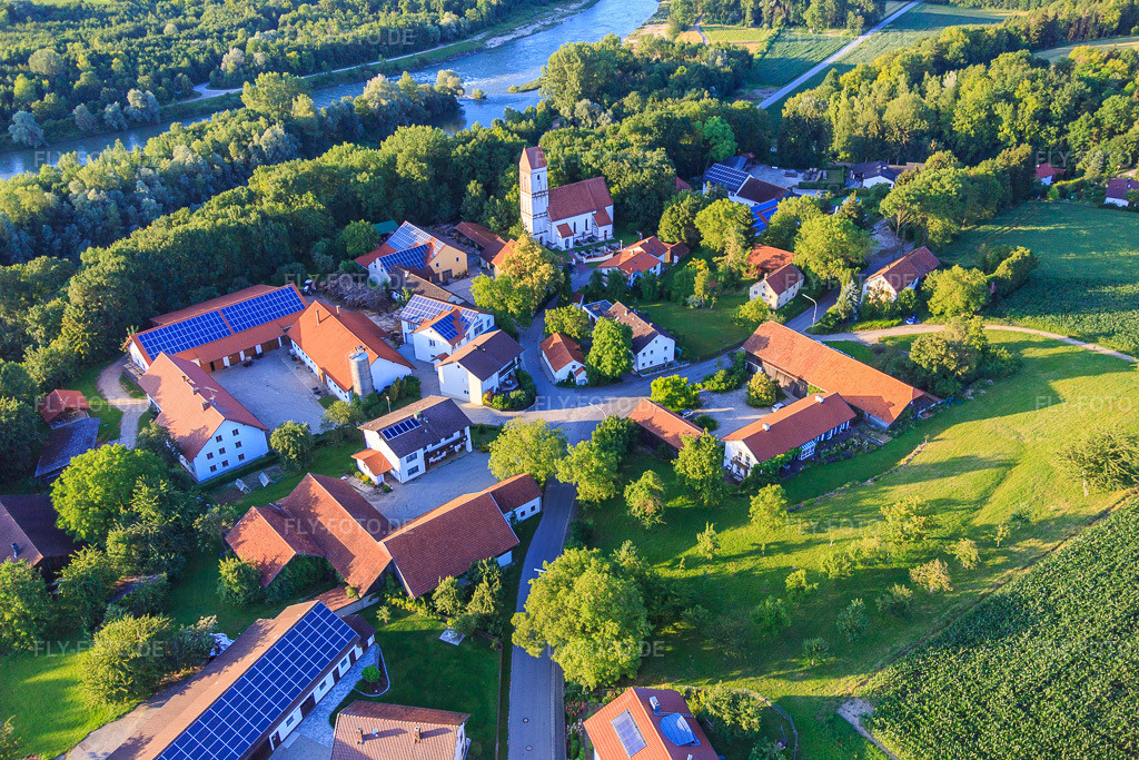 Luftbild: Kath. Filialkirche Mariä Empfängnis im Ortsteil Zulling in Landau im Bundesland Bayern in Deutschland. Foto: IMG_090324.jpg vom 01.07.2016 durch Werner Riehm/FLY-FOTO.de