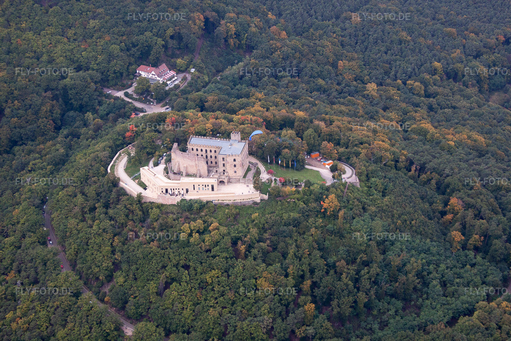 Luftbild: Hambacher Schloß im Ortsteil Diedesfeld in Neustadt im Bundesland Rheinland-Pfalz in Deutschland. Foto: IMG_60102.jpg vom 08.10.2013 durch Werner Riehm/FLY-FOTO.de