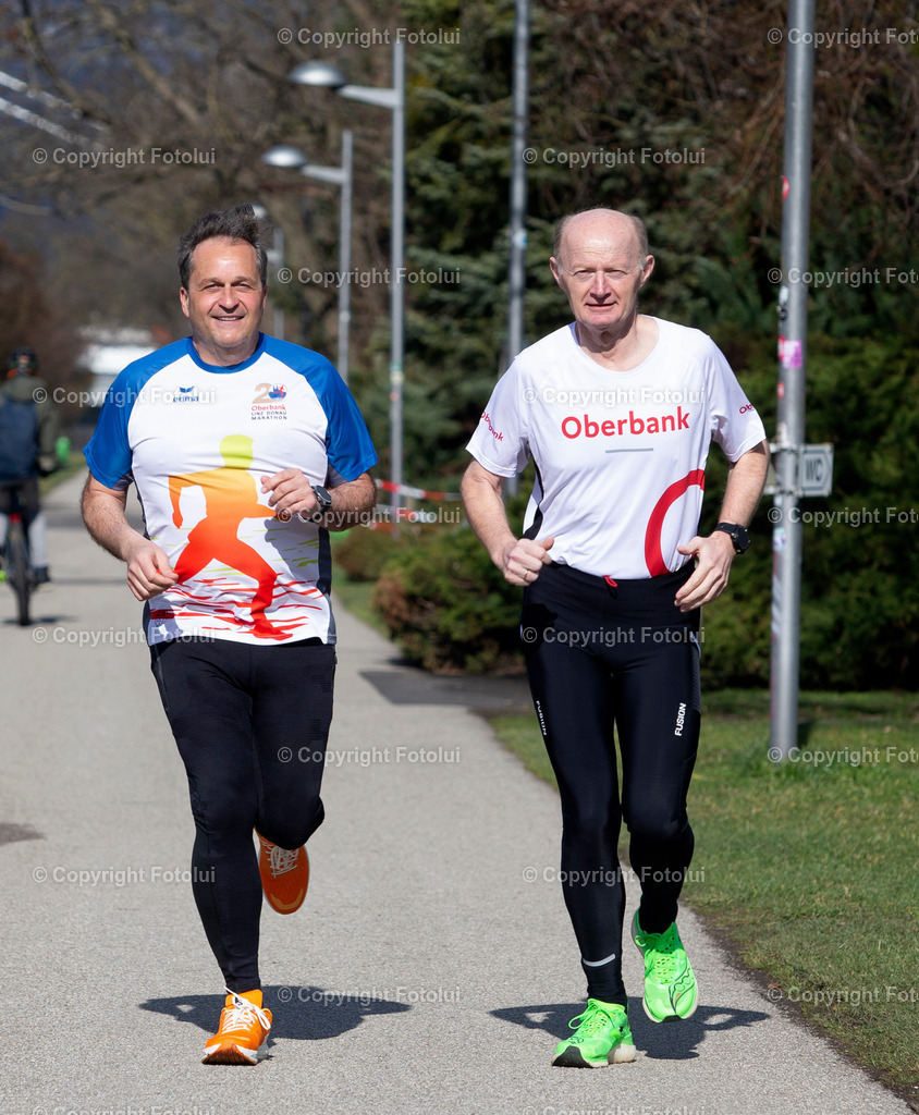 A_LUI_15032023_15 | 21,OBERBANK LINZ DONAU MARATHON 2023 LAUFTERMIN FOTO: V.L. DIETMAR KERSCHBAUM (BRUCKNERHAUS INTENDANT) UND DR.FRANZ GASSELSBERGER (GENERALDIREKTOR  OBERBANK)FOTO:FOTOLUI