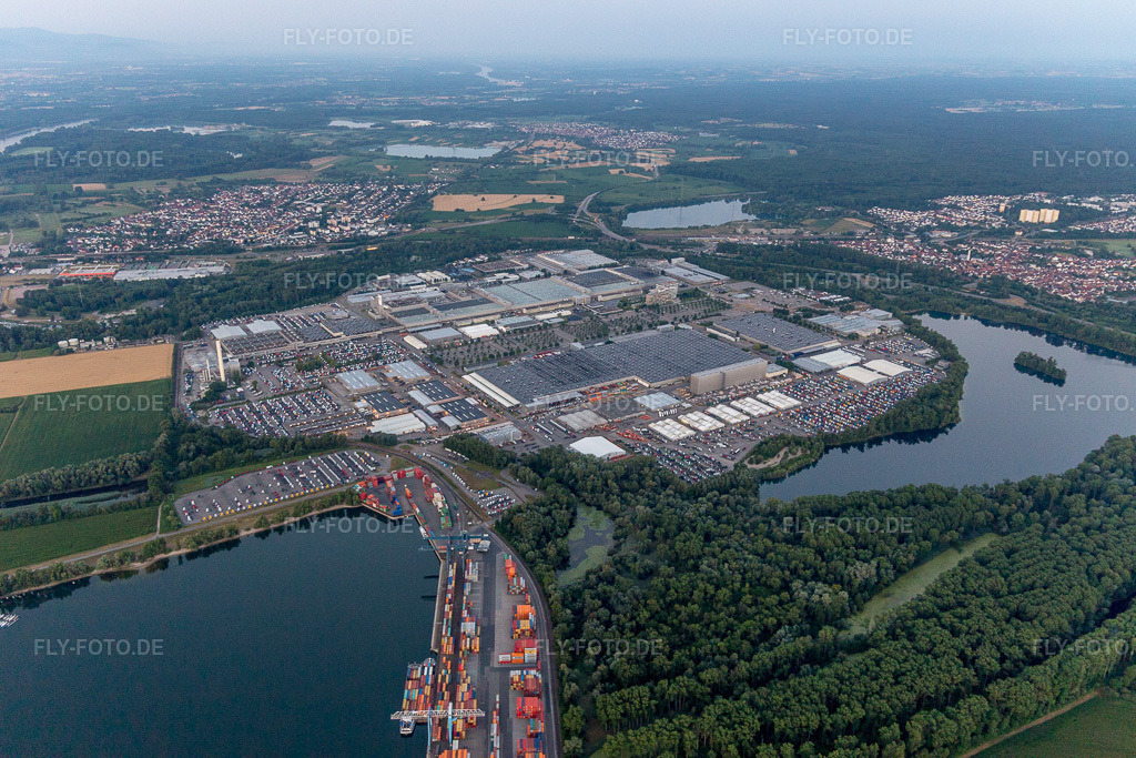 Luftbild: Werksgelände Daimler AG, LKW-Werk im Ortsteil Automobilwerk Wörth am Rhein im Ortsteil Maximiliansau in Wörth im Bundesland Rheinland-Pfalz in Deutschland. Foto: IMG_101484.jpg vom 08.07.2017 durch Werner Riehm/FLY-FOTO.de