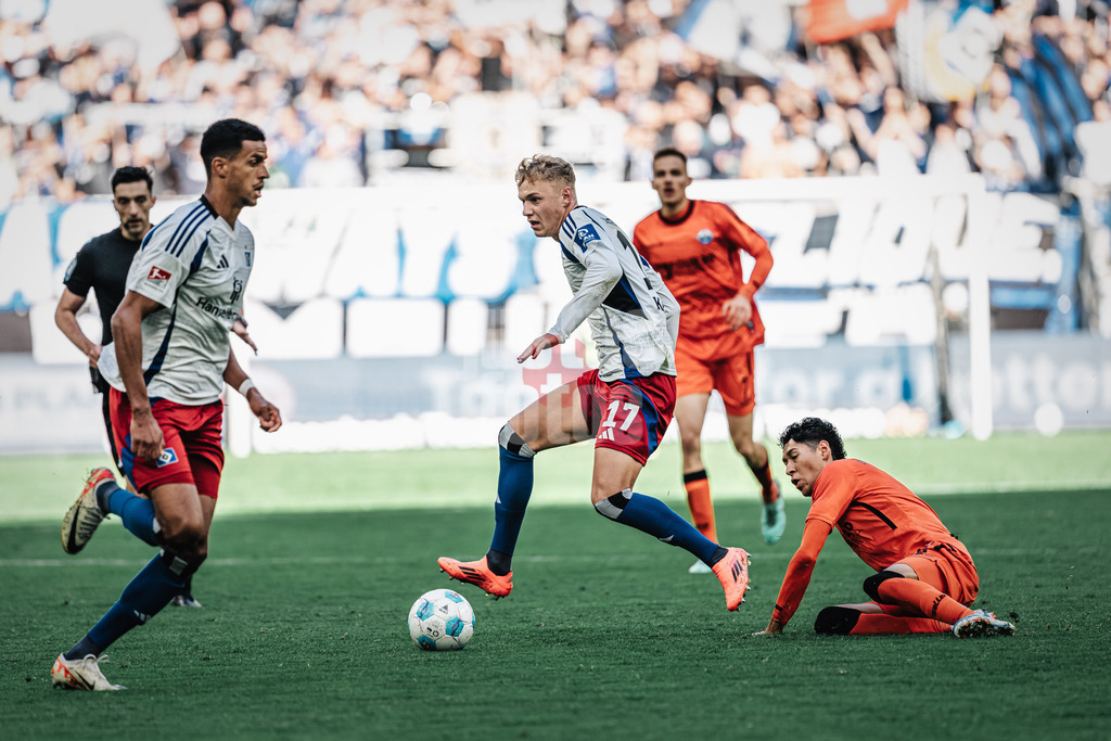 Fußball | Männer | Saison 2024/2025 | 2. Fußball-Bundesliga | 7. Spieltag | Hamburger SV vs. SC Paderborn 07 | 28.09.2024 | Adam Karabec (#17, HSV) behauptet den Ball für sich