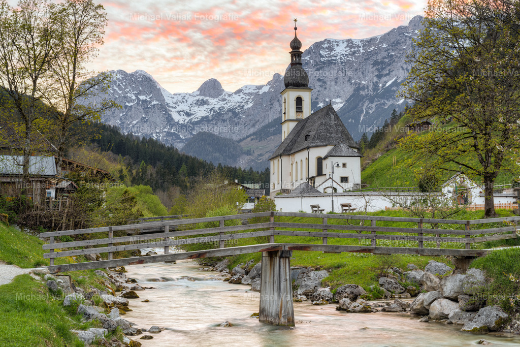Frühling in Ramsau | Ein schöner Tag im Frühling verabschiedet sich bei der Kirche St. Sebastian in Ramsau im Berchtesgadener Land. - Realisiert mit Pictrs.com