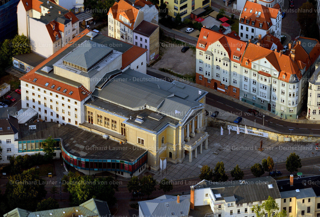 3293975 | Das Opernhaus Halle ist eines von drei Opernhäusern in Sachsen-Anhalt und der kulturhistorisch bedeutendste Theaterbau in Halle. Es beherbergt die Oper Halle und das Ballett Rossa. Langjähriger Klangkörper war das Orchester des Opernhauses Halle