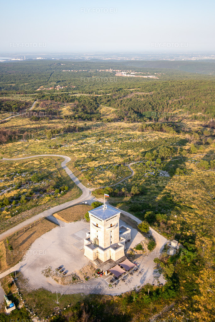 Vue aérienne: Tour de guet de Cerje sur la chaîne de collines / Drevored hvaležnosti à le quartier Lokvica in Miren-Kostanjevica dans le département Slovénie, Slovénie. Photo: IMG_137577.jpg prise le 16/07/2023 par Werner Riehm/FLY-FOTO.eu – Résolution de l'original: 3305 x 4958 px
