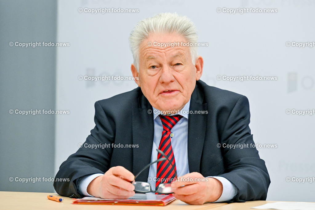 Pressekonferenz ProOriente_ Die Veränderung der Epoche-Herausforderung für die Christen_ 09.03.2023-15 | 09.03.2023, Presseclub Linz, AUT, Pressekonferenz Pro Oriente, Die Veraenderung der Epoche-Herausforderung fuer die Christen, im Bild LH a.D. Josef Puehringer (Vorsitzender von PRO ORIENTE Sektion Linz)