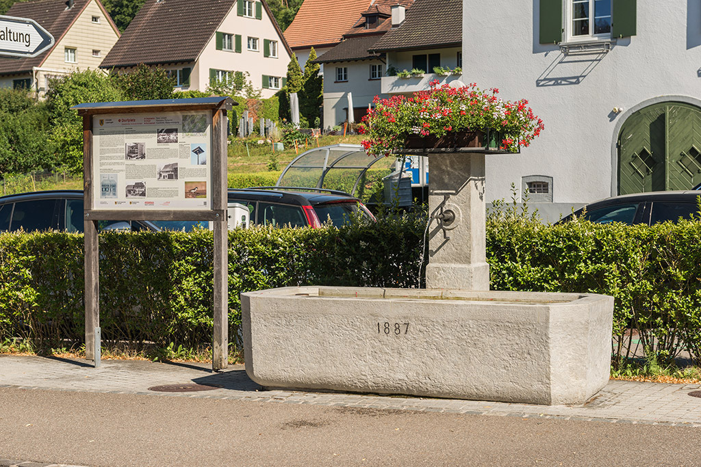 Brunnen im Zentrum | in Lupsingen, Baselland, Schweiz - Realisiert mit Pictrs.com