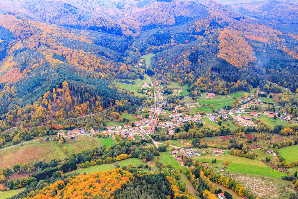 Luftbild: Ortsansicht von Nordosten in Dambach im Bundesland Bas-Rhin in Frankreich.Foto: IMG_084653.jpg vom 23.10.2015 durch Werner Riehm/FLY-FOTO.deAuflösung des Originals: 5472 x 3648 px