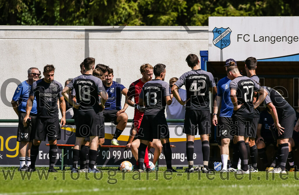 2023-08-12_072_FC_Langengeisling_gegen_ESV_Freilassing | Erding, Deutschland, 12.08.2023:
Fußball, Bezirksliga Oberbayern Ost 2023 / 2024, 4. Spieltag, FC Langengeisling gegen ESV Freilassing, Endergebnis: 2:1

Andreas Buchberger (FC Langengeisling, #5), Paul Bucher (FC Langengeisling, #18), Florian Rupprecht (FC Langengeisling, #39), Torwart Christian Bernhardt (FC Langengeisling, #1), Maximilian Hintermaier (FC Langengeisling, #13), Severin Stenzel (FC Langengeisling, #42), Maximilian Birnbeck (FC Langengeisling, #27)

Foto: Christian Riedel / fotografie-riedel.net