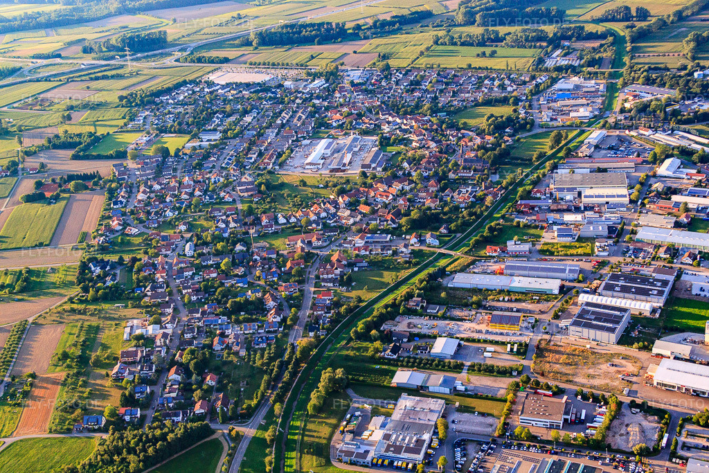 Luftbild: Ortsansicht aus Süden im Ortsteil Vimbuch in Bühl im Bundesland Baden-Württemberg in Deutschland. Foto: IMG_59541.jpg vom 16.08.2013 durch Werner Riehm/FLY-FOTO.deAuflösung des Originals: 4752 x 3168 px