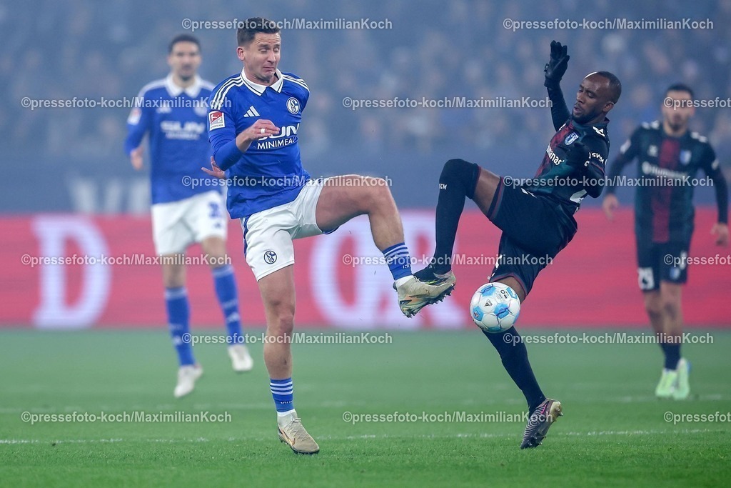 S0401022501025 | 01.02.2025, Fußball, FC Schalke 04 - 1. FC Magdeburg, 2.. Fußball Bundesliga, 20. Spieltag, Veltins-Arena Gelsenkirchen, Saison 2024 2025: Paul Seguin (S04 #7) im Zweikampf gegen Silas Gnaka (1.FC Magdeburg #25)DFB regulations prohibit any use of photographs as image sequences and or quasi-video.