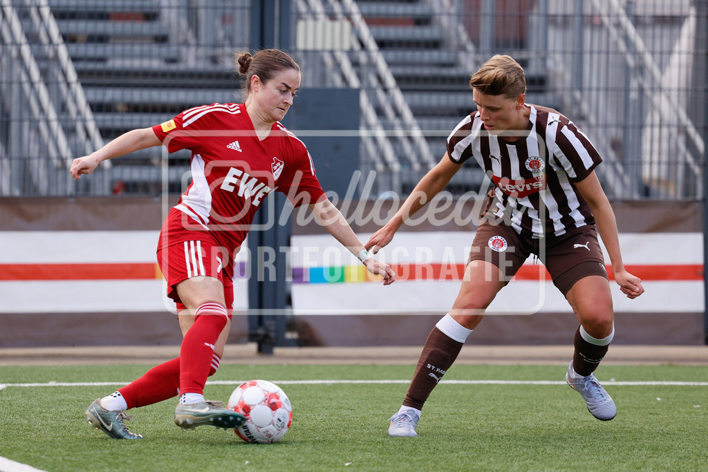 Fußball I Frauen I Saison 2025-2026 I Regionalliga Nord I 15. Spieltag I St. Pauli - SpVg Aurich-41 | Abigail Michelle Ostrem (7, SpVg Aurich) im Zweikampf mit Ann-Sophie Greifenberg (11, FC St. Pauli) - Realisiert mit Pictrs.com