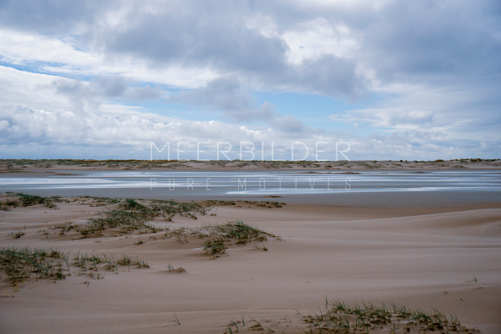 Amrum Kniep // Zwischen den Dünen bei Ebbe | Gestalten Sie Ihr Zuhause mit einzigartigen Bildern von Ostsee u. Nordsee – als Leinwandbild, Acryl, Alu-Dibond oder FineArt Hahnemühle, individuell anpassbar.