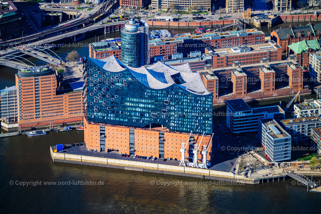 Hamburg_Elbphilharmonie_ELS_3378060425 | HAMBURG 06.04.2025 Elbphilharmonie am Ufer der Elbe in Hamburg. Das Konzerthaus- Gebäude im Stadtteil Hamburg-HafenCity befindet sich am Ufer der Elbe der Hansestadt. Weiterführende Informationen bei: BGT Bischoff Glastechnik AG,  Drees & Sommer SE,  Herzog & de Meuron,  IBB GmbH - Ingenieurbüro für Brandschutz von Bauarten,  Ingenieurbüro Dr. Siebert Büro für Bauwesen,  Quantum Immobilien AG,  ReGe Hamburg Projekt-Realisierungsgesellschaft mbH. // The Elbe Philharmonic Hall on the river bank of the Elbe in Hamburg. Further information at: BGT Bischoff Glastechnik AG,  Drees & Sommer SE,  Herzog & de Meuron,  IBB GmbH - Ingenieurbuero fuer Brandschutz von Bauarten,  Ingenieurbuero Dr. Siebert Buero fuer Bauwesen,  Quantum Immobilien AG,  ReGe Hamburg Projekt-Realisierungsgesellschaft mbH. Foto: Martin Elsen