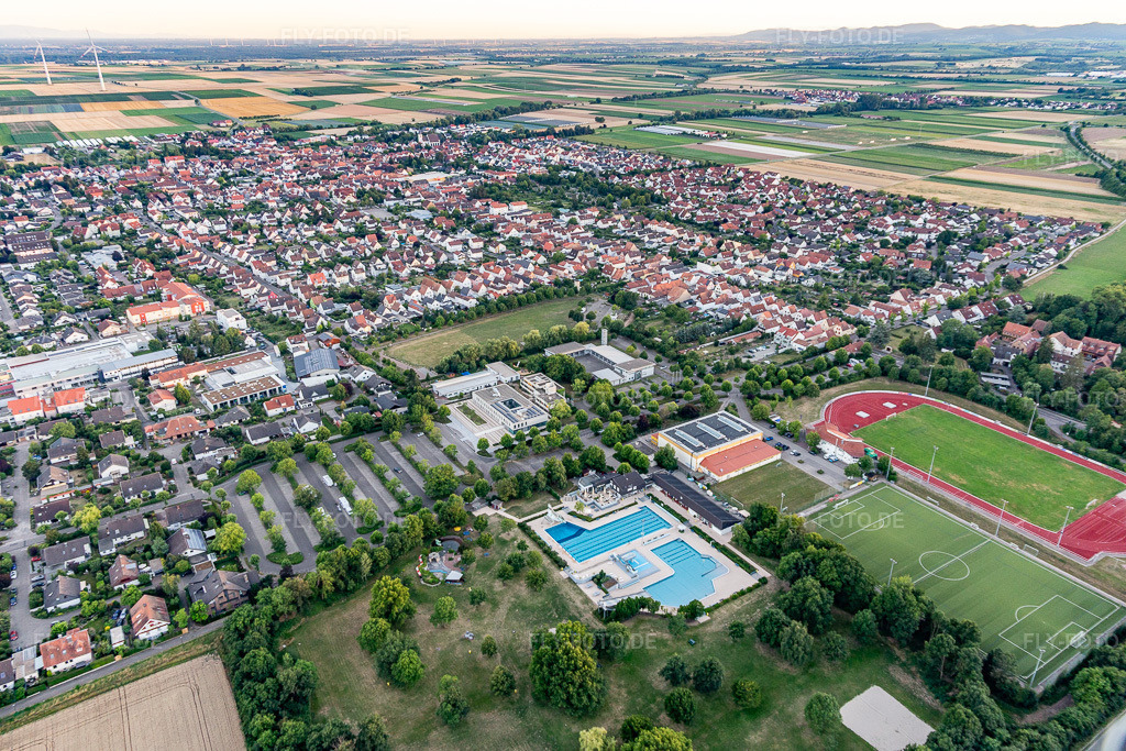 Luftbild: Queichtalbad , Sportplätze und Verbandsgemeinde Offenbach an der Queich in Offenbach an der Queich im Bundesland Rheinland-Pfalz in Deutschland. Foto: IMG_133597.jpg vom 12.07.2022 durch Werner Riehm/FLY-FOTO.deVG Offenbach an der Queich