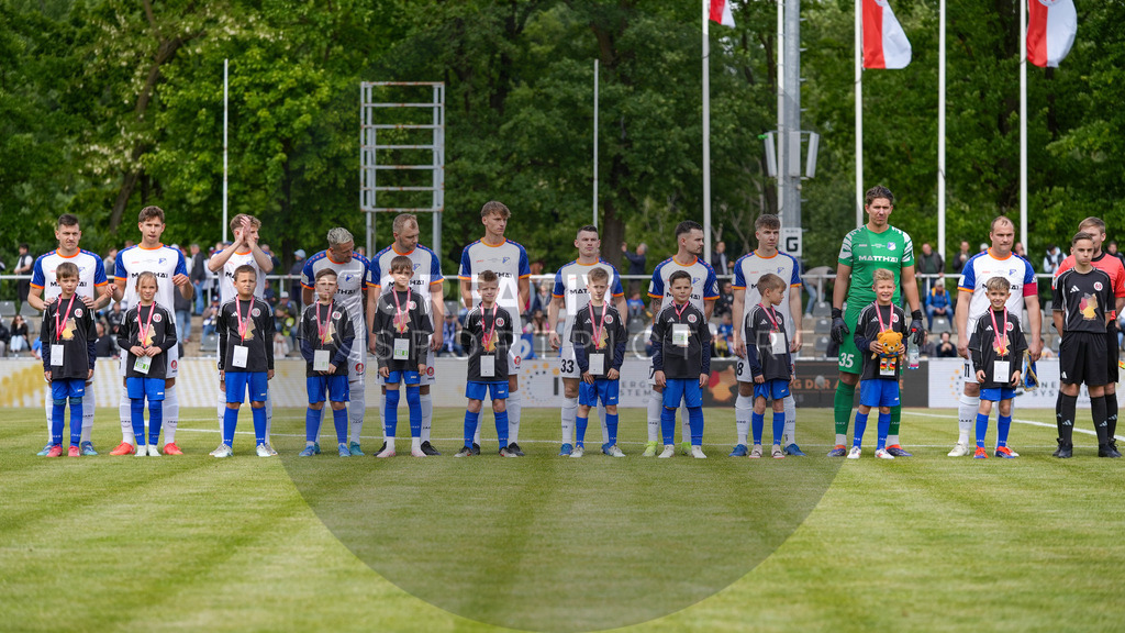 Fußball, Herren, Saison 2024/2025, Finaltag der Amateure 2025, Landespokal Brandenburg, Finale, VfB 1921 Krieschow vs. RSV Eintracht 1949, Samstag 24.05.2025, Volksparkstadion Neuruppin, | Fußball, Herren, Saison 2024/2025, Finaltag der Amateure 2025, Landespokal Brandenburg, Finale, VfB 1921 Krieschow vs. RSV Eintracht 1949, Samstag 24.05.2025, Volksparkstadion Neuruppin, Im Bild: Die Mannschaft des VfB Krieschow - Realisiert mit Pictrs.com