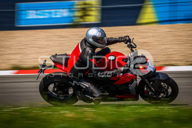 0762-260527NBR-012_762 | Deine Full-Service-Agentur für ✔️Videoproduktionen und ✔️Motorsportfotografie Jetzt Angebot anfragen!