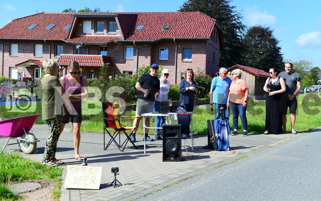 KBS Picture_Cyclassics-Hamburg2023_200823_027 | Cyclassics Party in der Pinneberger Strasse Gedenkstein ,
Bemer Cyclassics Hamburg Radrennen 2023 , 
Durch Hamburg und Schleswig-Holsten ,
UCI-WorldTour-Rennen Profi-Elite Herren ca.200KM , 
Amateurradfahrer Jedermann Rennen 60KM ,
Amateurradfahrer Jedermann Rennen 100KM , - Realisiert mit Pictrs.com