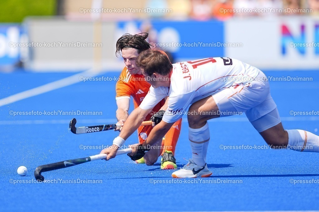 xydrx09082502013 | 09.08.2025, xydrx, Herren EuroHockey Championship 2025, Gruppenphase, Gruppe a, Niederlande - Spanien, Sparkassenpark Mönchengladbach: Lars Balk (NED #4) im Zweikampf gegen Jose Basterra (ESP #10)