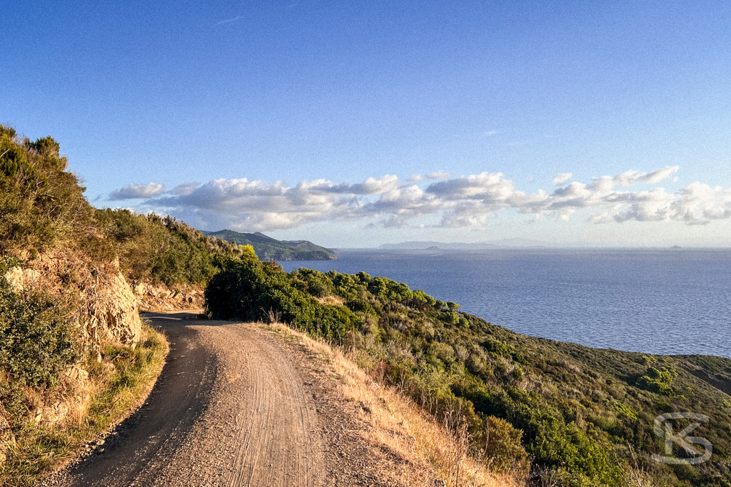Küstenlandschaft bei Spiaggia di Punta Nera auf der Insel Elba | Mediterrane Küstenlandschaft nahe der Spiaggia di Punta Nera auf Elba mit Blick auf das tiefblaue Meer, felsige Buchten und die grüne Hügellandschaft der toskanischen Insel. - Realisiert mit Pictrs.com