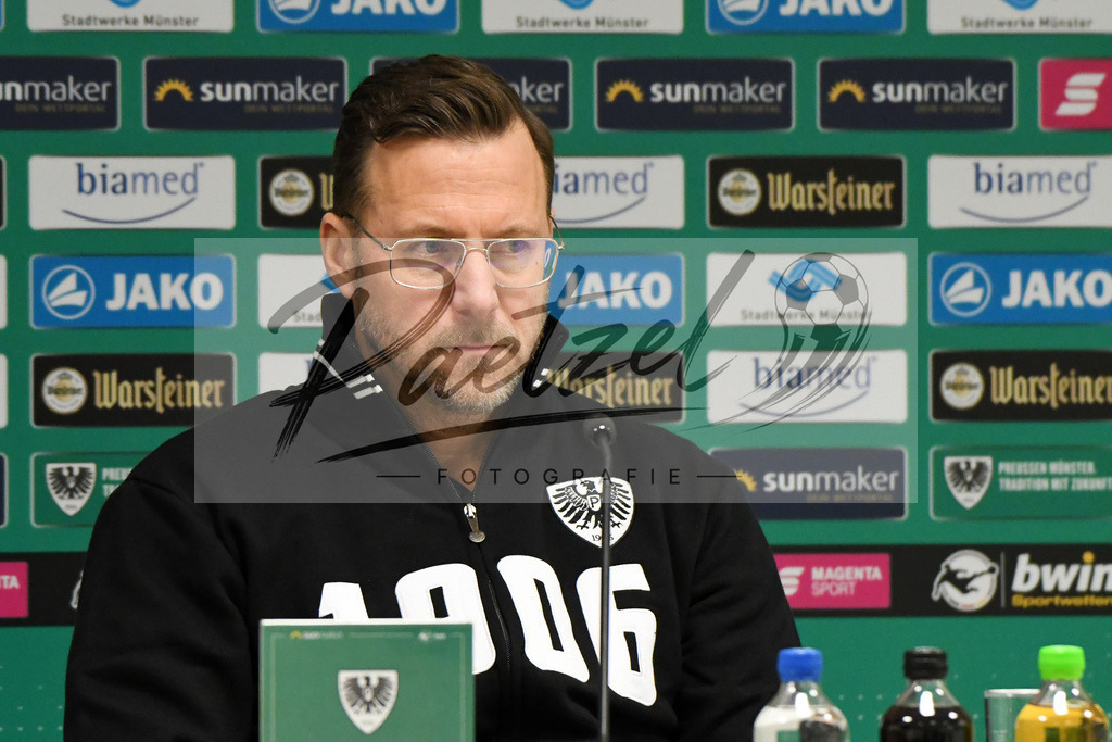 20200214_SCPFWK_0124 | Fussball, Herren: Trainer Sascha Hildmann (SC Preussen Muenster) schaut waehrend des Spiels der 3. Liga zwischen SC Preussen Muenster und FC Wuerzburger Kickers im Preussenstadion am 14.02.2020 in Muenster, Deutschland.DFB / DFL REGULATIONS PROHIBIT ANY USE OF PHOTOGRAPHS AS IMAGE SEQUENCES AND/OR QUASI-VIDEO. - Realisiert mit Pictrs.com