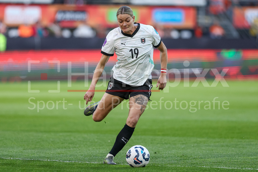 Fussball, UEFA Women s Nations League, Deutschland - Österreich | v.li.: Verena Hanshaw (Österreich, 19) am Ball, Freisteller, Einzelbild, Ganzkörper, Aktion, Action, Spielszene