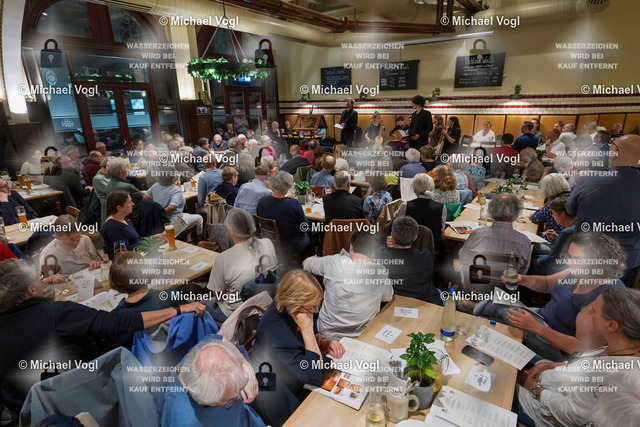 TAM25_K.12__Michael-Vogl_038_6562 | Tage Alter Musik Regensburg K.12 Nachtkonzert Brauhaus am Schloss Cappella Pratensis (Niederlande) Tim Braithwaite, Superius, Leitung Peter de Laurentiis, Tenor, Co-Leitung Sollazzo Ensemble (Frankreich) The Feast of the Swan Das Schwanenfest der Mariengilde von ’s-Hertogenbosch Anna Danilevskaia Vihuela de Arco, Leitung Foto: Michael Vogl