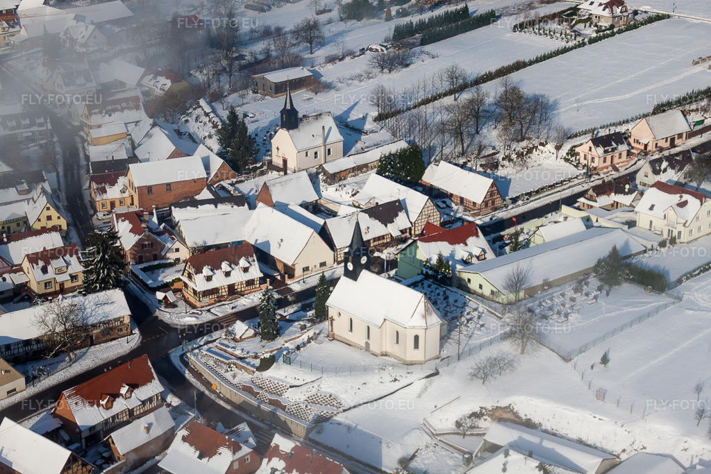 Vue aérienne: Église protestante enneigée en hiver de Wintzenbach à Wintzenbach dans le département Bas Rhin, France. Photo: IMG_36199.jpg prise le 02/01/2011 par Werner Riehm/FLY-FOTO.euRésolution de l'original: 4752 x 3168 px