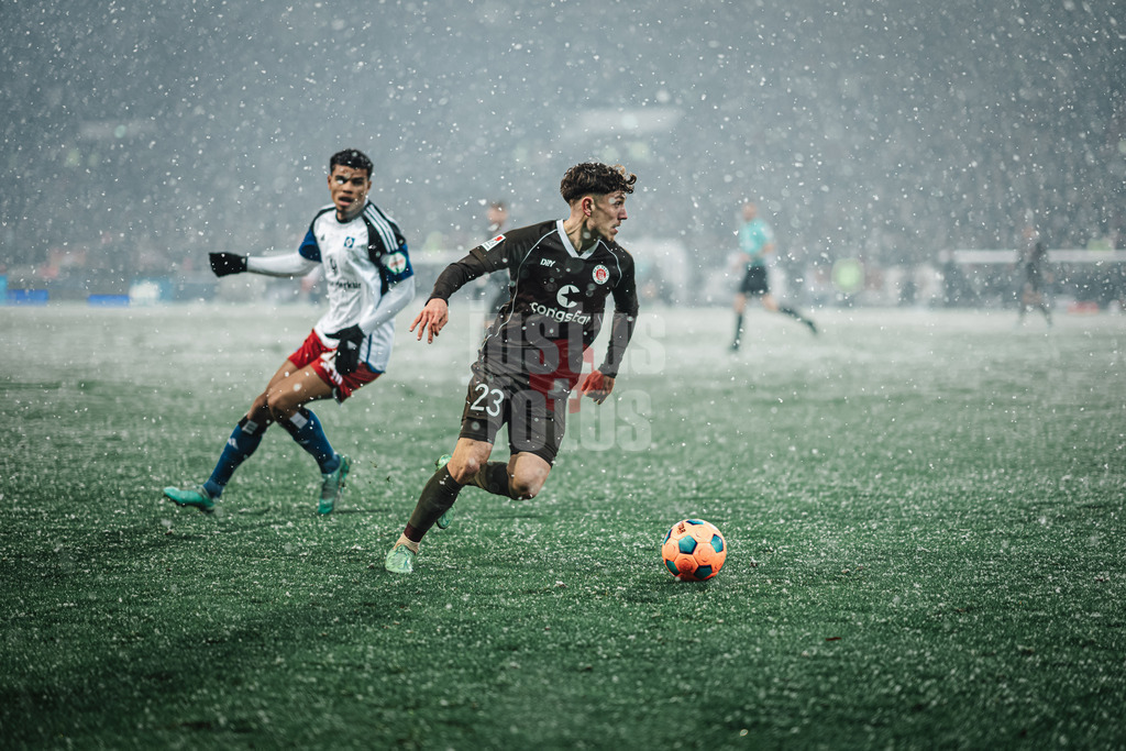 Fußball | Männer | Saison 2023/2024 | 2. Fußball-Bundesliga | 15. Spieltag | FC St. Pauli vs. Hamburger SV | 01.12.2023 | Philipp Treu (#23, FC St. Pauli) mit dem Ball