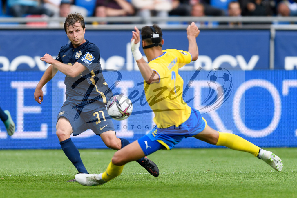 EBSTSV20210828_059 | Fussball, Herren: Richard Neudecker (TSV 1860 Muenchen) und Michael Schultz (Eintracht Braunschweig) im Zweikampf beim Spiel der 3. Liga zwischen Eintracht Braunschweig und TSV 1860 Muenchen im Eintracht-Stadion am 28.08.2021 in Braunschweig, Deutschland.DFB / DFL REGULATIONS PROHIBIT ANY USE OF PHOTOGRAPHS AS IMAGE SEQUENCES AND/OR QUASI-VIDEO. - Realisiert mit Pictrs.com