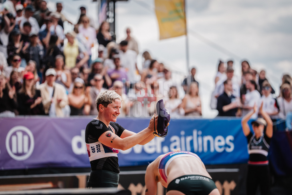 Beachvolleyball | Frauen | Allianz German Beach Tour 2025 | Tourstop Düsseldorf | 17.05.2025 | Melanie Gernert bekommt ein Geburtstagsständchen von den Fans