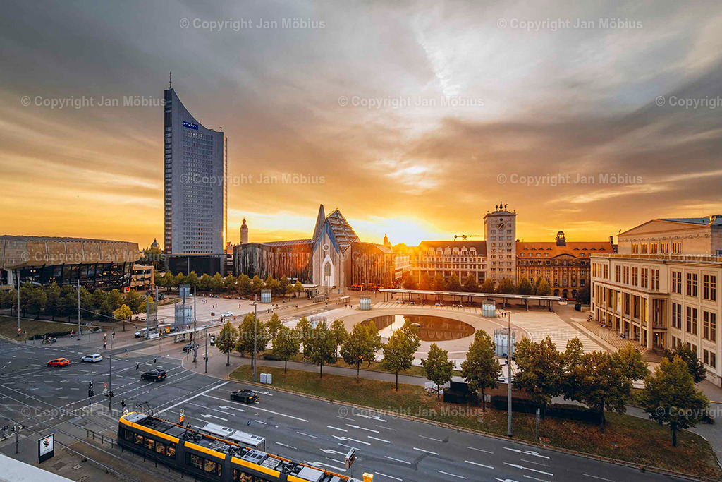 Augustusplatz | Erlebe den berühmten Augustusplatz im Herzen von Leipzig – eingefangen durch meine Linse in einzigartigen Momenten. Der Augustusplatz ist nicht nur ein architektonisches Highlight, sondern auch ein Ort voller Geschichte, Bewegung und Atmosphäre. Ob das Opernhaus im goldenen Abendlicht, die Universität in moderner Klarheit oder die Lichtspiele auf dem Brunnen – meine Fotografien zeigen Leipzigs bekanntesten Platz in seiner ganzen Schönheit. - Realisiert mit Pictrs.com