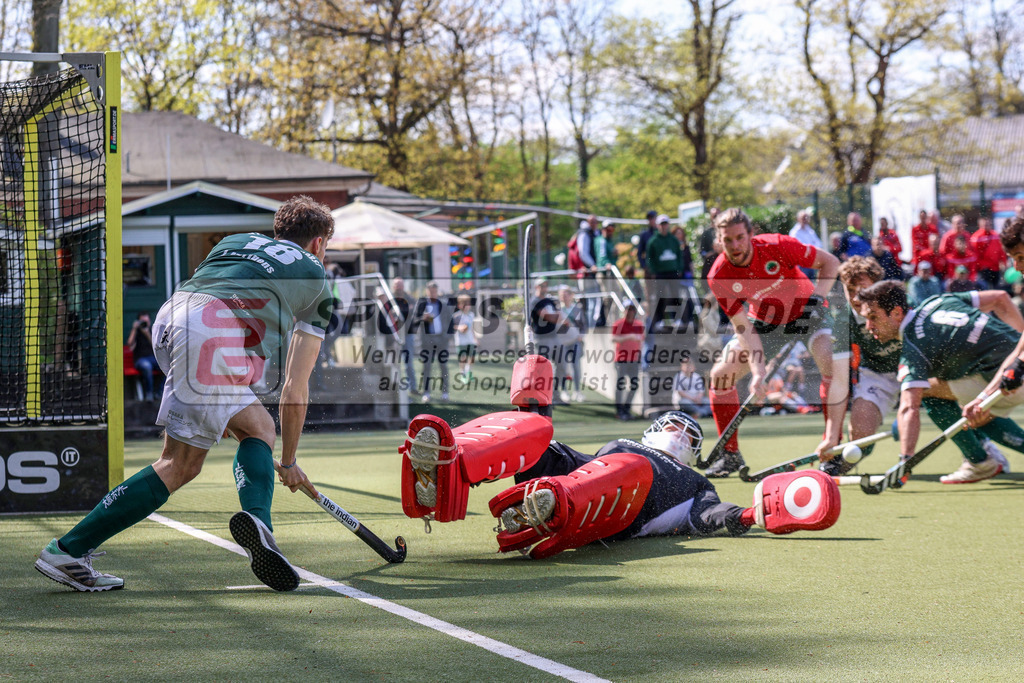 MJ_2023-04-30 HTCU-CHTC-43 | Lukas Mertgens (Uhlenhorst Mülheim #18) & Joshua William Onyekwue Nnaji (Crefelder HTC #29), Uhlenhorst Mülheim - Crefelder HTC am 30.4.2023 im Waldstadion, Mülheim a. d. Ruhr