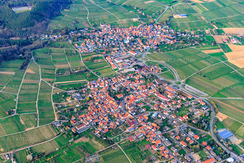 Luftbild: Ortsübertsicht von Süden im Ortsteil Schweigen in Schweigen-Rechtenbach im Bundesland Rheinland-Pfalz in Deutschland. Foto: IMG_56570.jpg vom 17.04.2013 durch Werner Riehm/FLY-FOTO.deAuflösung des Originals: 4752 x 3168 px