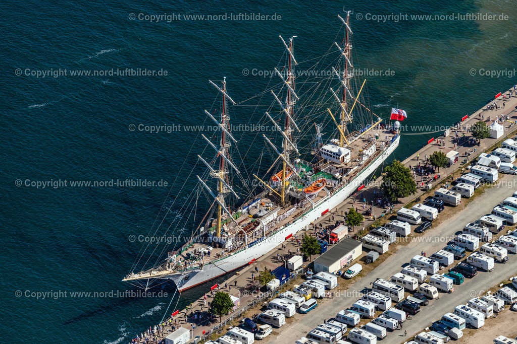 Warnemünde_Dar_Modziey_Polnisches_Segelschulschiff__Hanse_Sail_2022_ELS_5729100822 | ROSTOCK 10.08.2022 Segelschiff polnisches Segelschulschiff " Dar Modziey " im Hafen in Rostock Warnemünde zur Hansesail 2022 im Bundesland Mecklenburg-Vorpommern, Deutschland. // Sailing ship Polish sailing training ship "Dar Modziey" in the port of Rostock Warnemuende for the Hansesail 2022 in the state Mecklenburg - Western Pomerania, Germany. Foto: Martin Elsen