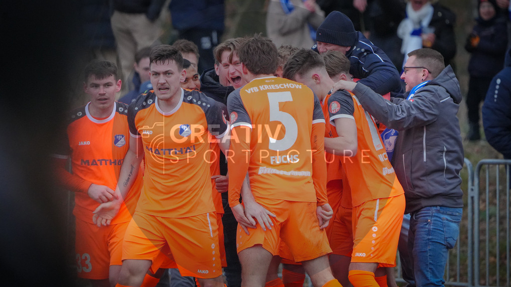 Fußball, Herren, Saison 2025/2026, Landespokal Brandenburg, Halbfinale, RSV Eintracht 1949 vs. VfB 1921 Krieschow, Samstag 28.03.2026, Sportplatz-Heinrich-Zille-Straße | Fußball, Herren, Saison 2025/2026, Landespokal Brandenburg, Halbfinale, RSV Eintracht 1949 vs. VfB 1921 Krieschow, Samstag 28.03.2026, Sportplatz-Heinrich-Zille-Straße, Im Bild: Jubel beim VfB Krieschow nach dem Treffer zum 2:0. - Realisiert mit Pictrs.com