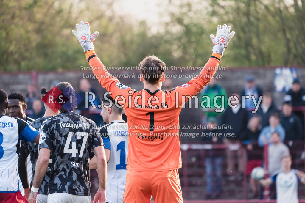 RS-1-041392 | Marius Liesegang (#1, T05, Torwart) mit erhobenen Händen vor dem Einwurf