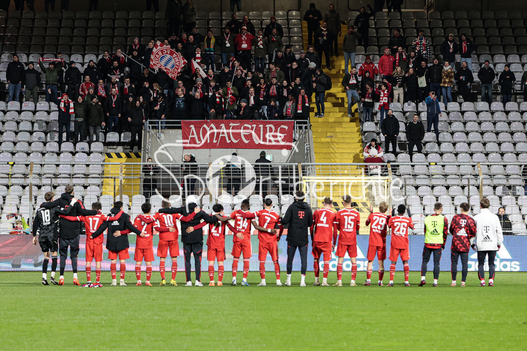 FC Bayern Amateure - FC Augsburg II | Die Amateure jubeln nach dem Sieg gegen die zweite Mannschaft des FC Augsburg zusammen mit den Fans