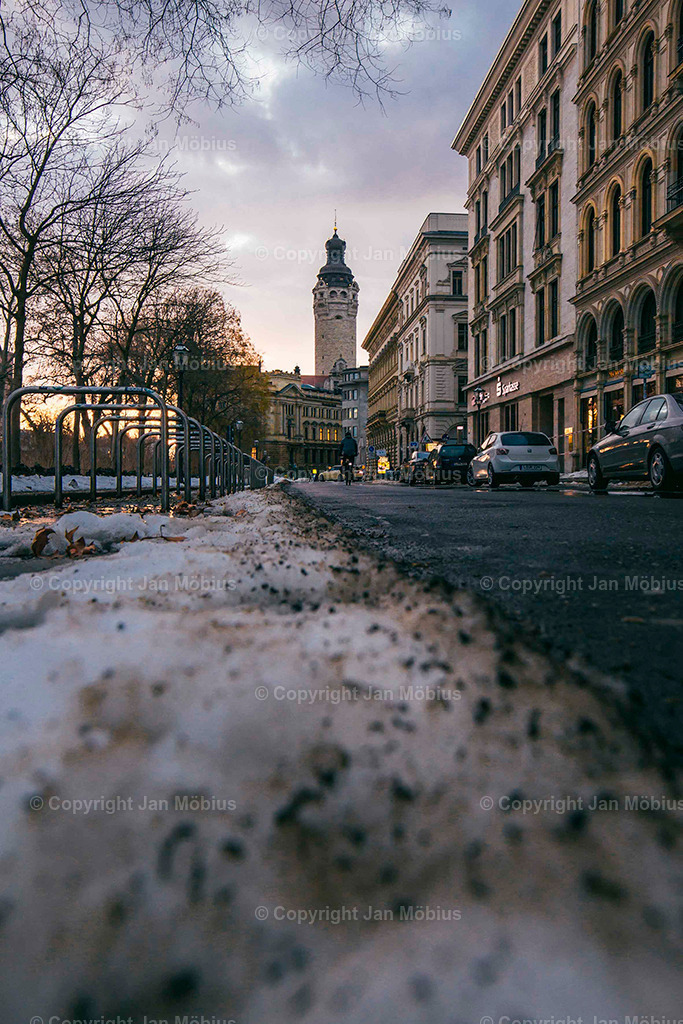 Lennéanlage/Schillerstraße | Die Schillerstraße an der Lene-Voigt-Anlage ist so ein typischer Leipziger Geheimtipp: charmante Altbauten, ruhige Citylage, direkt am Park und einem entspanntem Vibe. Perfekt für Content mit Fokus auf Urban Green, Lebensqualität &amp; Nachbarschaftsflair. - Realisiert mit Pictrs.com