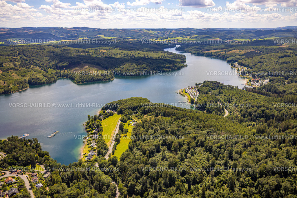 Sundern240708704 | Luftbild, Sorpesee mit Waldgebiet, Wiesenfläche und Häuser am Strand, Zeltplatz 2 Familiencamping, Zeltplatz 3 Nordic Ferienpark, Zeltplatz 4 Naturcamping, Langscheid, Sundern, Sauerland, Nordrhein-Westfalen, Deutschland