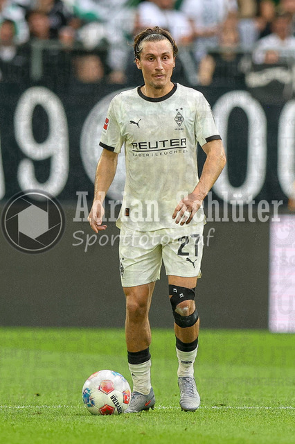 Borussia Mönchengladbach vs SV Werder Bremen - Bundesliga  | Mönchengladbach, Deutschland, 14.09.25:   Rocco Reitz (Borussia Mönchengladbach) in Aktion am Ball, Einzelaktion waehrend des Spiels der Bundesliga zwischen Borussia Mönchengladbach vs SV Werder Bremen im Stadion im Borussia Park(Foto von Brauer-Fotoagentur / Adrian Schlueter)