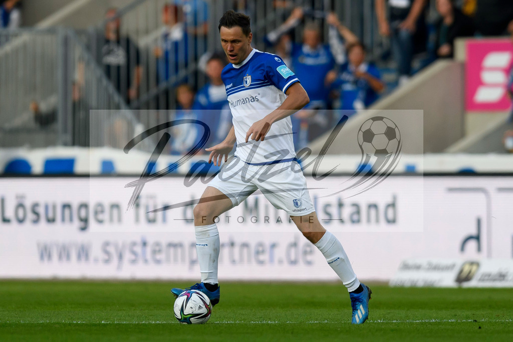 FCMFCK20210904_168 | Fussball, Herren: Alexander Bittroff (1. FC Magdeburg) in Aktion, am Ball, Einzelaktion beim Spiel der 3. Liga zwischen 1. FC Magdeburg und 1. FC Kaiserslautern in der MDCC-Arena am 04.09.2021 in Magdeburg, Deutschland.DFB / DFL REGULATIONS PROHIBIT ANY USE OF PHOTOGRAPHS AS IMAGE SEQUENCES AND/OR QUASI-VIDEO. - Realisiert mit Pictrs.com