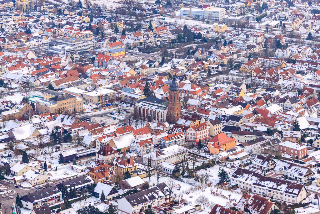 Luftbild: Marktplatz, St.Georgskirche bei Schnee in Kandel im Bundesland Rheinland-Pfalz in Deutschland. Foto: IMG_23847.jpg vom 16.01.2010 durch Werner Riehm/FLY-FOTO.de