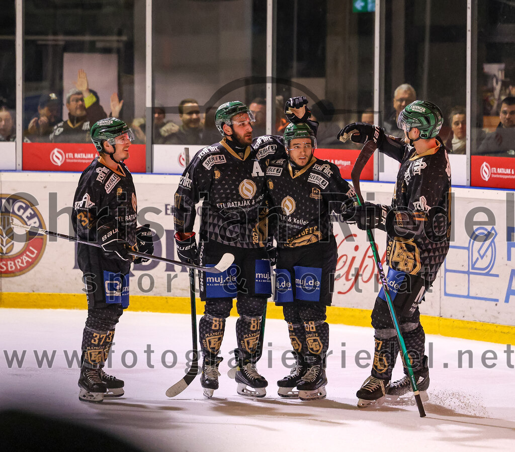 2024-03-15_120_TSV_Erding_gegen_EHC_Koenigsbrunn | Erding, Deutschland, 15.03.2024:
Eishockey, Bayernliga Playoffs 2023 / 2024, 3. Spieltag, TSV Erding gegen EHC Königsbrunn, Endergebnis: 3:4 n. V.

Thomas Matheson (Erding Gladiators, #37), Maximilian Forster (Erding Gladiators, #81), Paul Pfenninger (Erding Gladiators, #58), Elia Ostwald (Erding Gladiators, #17)

Foto: Christian Riedel / fotografie-riedel.net