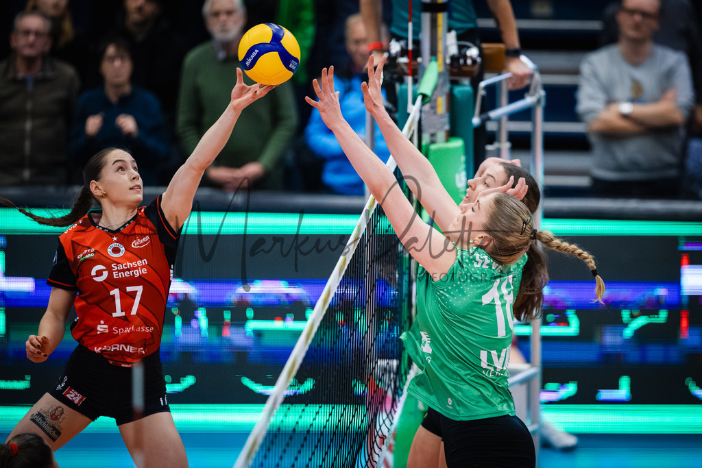 Volleyball, 1. Bundesliga Frauen, Hauptrunde, 8. Spieltag, Saison 2025/2026: USC Münster - Dresdner SC | 1. Bundesliga Frauen, Hauptrunde, 8. Spieltag, Saison 2025/2026, USC Münster empfängt Dresdner SC in der Sporthalle Berg Fidel in Münster. Foto: sportfotografie.ms | Markus Paletta - Realisiert mit Pictrs.com
