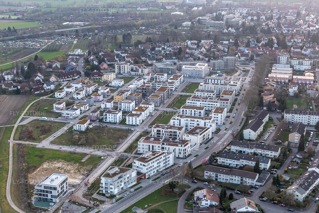 Luftbild: Baustelle eines Neubau- Wohngebietes der Reihenhaus- Siedlung Im Seidenfaden in Offenburg im Bundesland Baden-Württemberg in Deutschland. Foto: IMG_120431.jpg vom 17.03.2020 durch Werner Riehm/FLY-FOTO.de