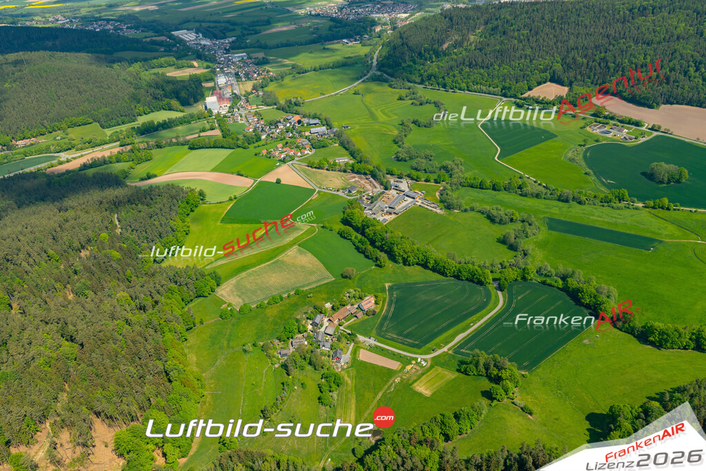 Die Luftaufnahme Hof an der Steinach - Mitwitz wurde 2022 vom Flugzeug aus (keine Drohne) erstellt. Hohe Auflösung -für große Poster und Wandbilder geeignet - Garantiert!