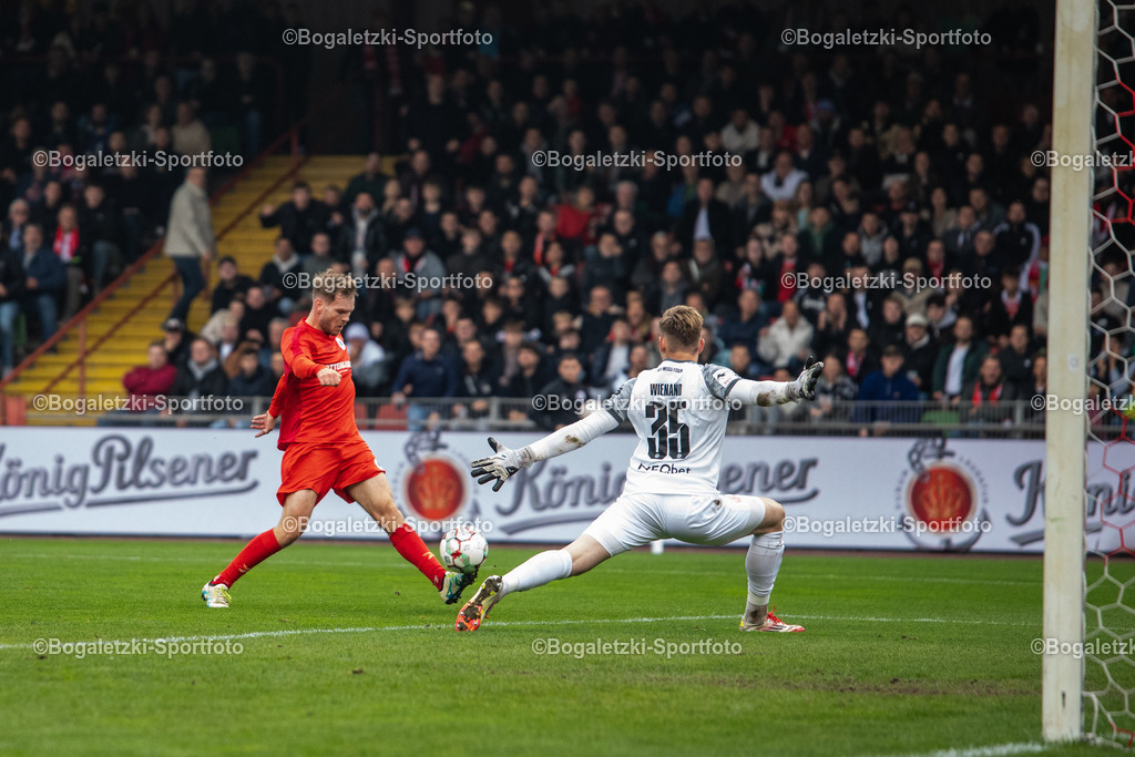 Luca Schlax zum 1:1 | 11.10.2025, Fußball, Niederrheinpokal, Rot-Weiß Oberhausen - Rot-Weiss Essen: Luca Schlax (Rot-Weiß Oberhausen #21) überwindet Felix Wienand (Rot-Weiss Essen #35) zum 1:1 - Realisiert mit Pictrs.com