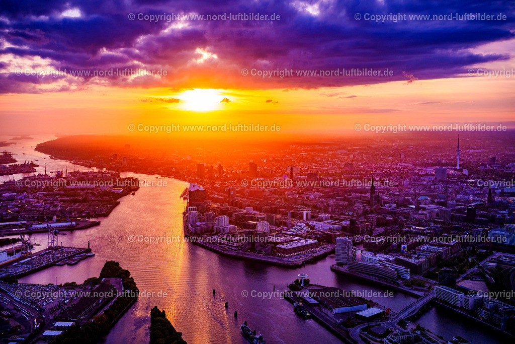Hamburg_Elbphilharmonie_Sonnenuntergang_ELS_9170060525 | HAMBURG 06.05.2025 Stadtansicht vom Stadtzentrum am Ufer des Flußverlaufes der Elbe im Ortsteil HafenCity in Hamburg, Deutschland. Weiterführende Informationen bei: Hafen Hamburg Marketing e.V. (HHM),  HamburgMusik gGmbH,  hamburg.de GmbH & Co. KG. // City view of the city center on the river bank of the River Elbe, in the district HafenCity in Hamburg, Germany. Further information at: Hafen Hamburg Marketing e.V. (HHM),  HamburgMusik gGmbH,  hamburg.de GmbH & Co. KG. Foto: Martin Elsen