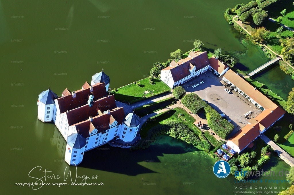 Luftbild Schloss Glücksburg - Heute beherbergt das Schloss ein Museum und ist für Besucher zugänglich. | Nach dem Krieg ging das Schloss 1868 an Preußen, doch König Wilhelm I. übertrug es 1869 wieder an die herzogliche Familie. Seitdem blieb das Schloss im Besitz des Hauses Glücksburg und wurde von den Nachkommen des Herzogs Karl und seiner Frau Wilhelmine bewohnt.  Heute beherbergt das Schloss ein Museum und ist für Besucher zugänglich.