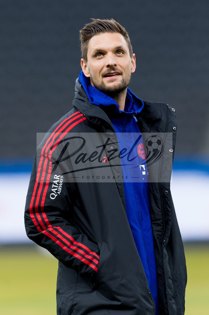 BSCFCB20220123_168 | Fussball, Herren: Torwart Sven Ulreich (FC Bayern Muenchen) schaut bei dem Spiel der 1. Bundesliga zwischen Hertha BSC und FC Bayern Muenchen im Olypiastadion am 23.01.2022 in Berlin, Deutschland.DFB / DFL REGULATIONS PROHIBIT ANY USE OF PHOTOGRAPHS AS IMAGE SEQUENCES AND/OR QUASI-VIDEO. - Realisiert mit Pictrs.com